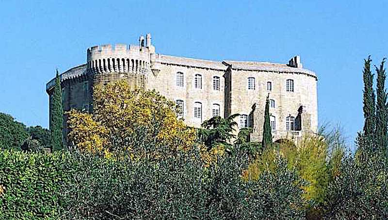 Suze la Rousse - Cour du Chateau